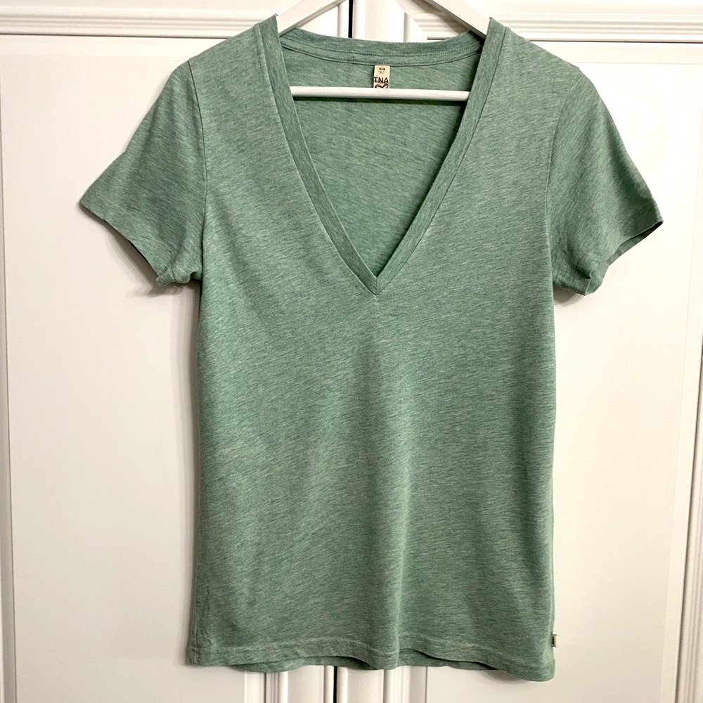 TNA Aritzia Women's Size XS Light Green V-Neck Short Sleeve T-shirt Top